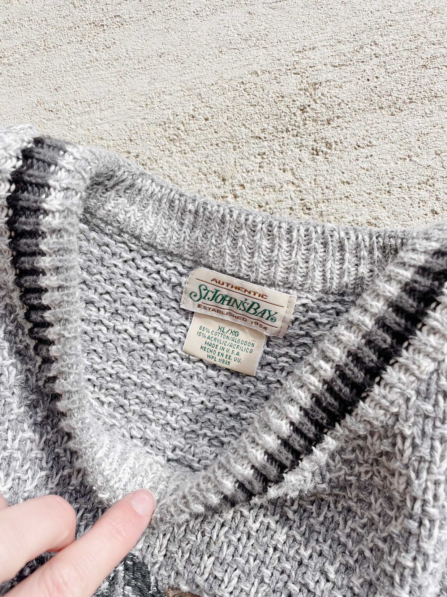 Vintage Embroidered Wolves Sweater (XL)