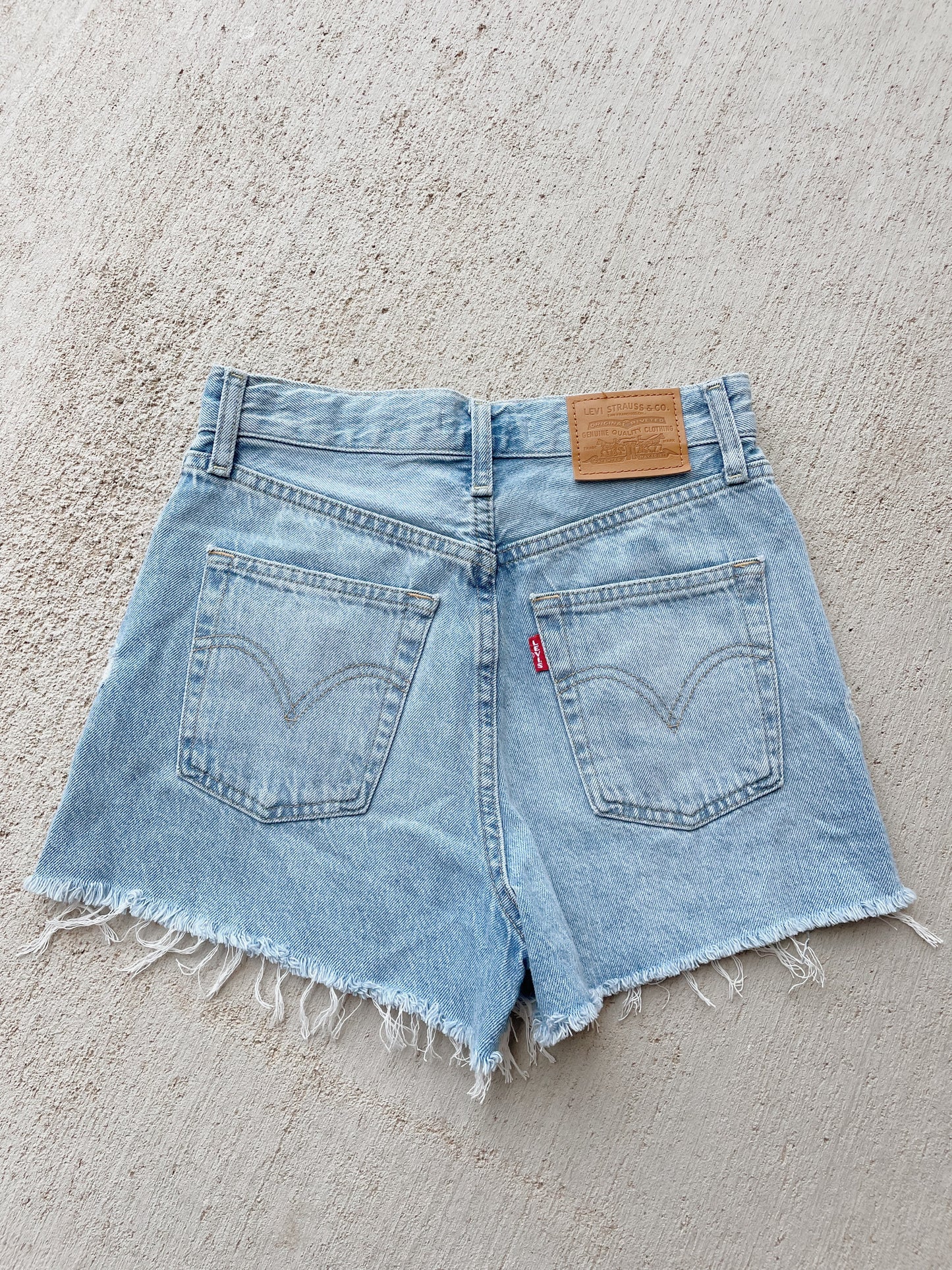 Levi’s Ribcage Denim Shorts (26)