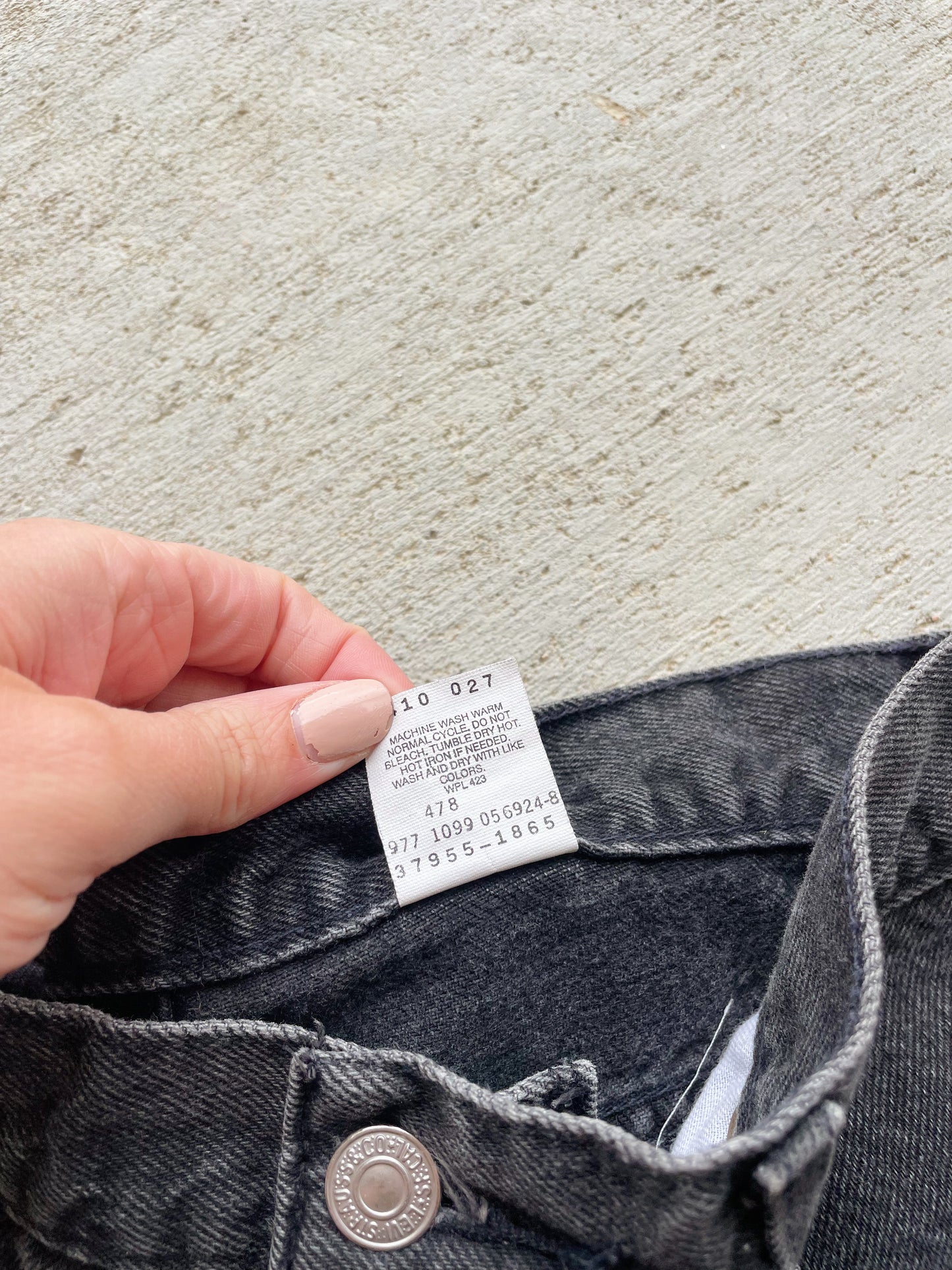 Vintage Levi's 1999 Black Denim Shorts (31)