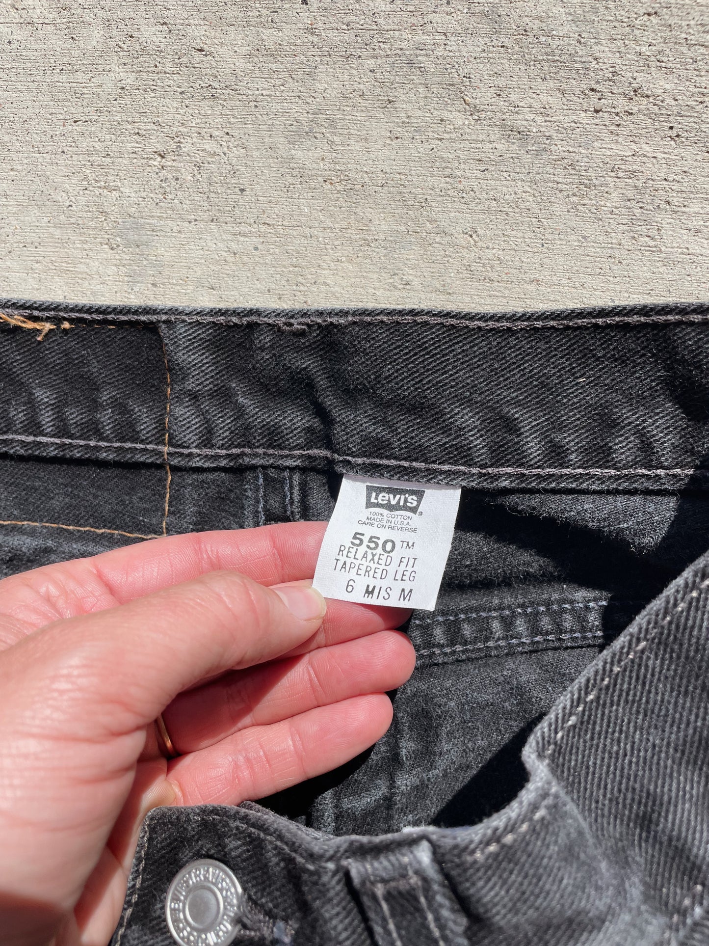 Vintage 2000s Levi's Black Denim Jeans (25)