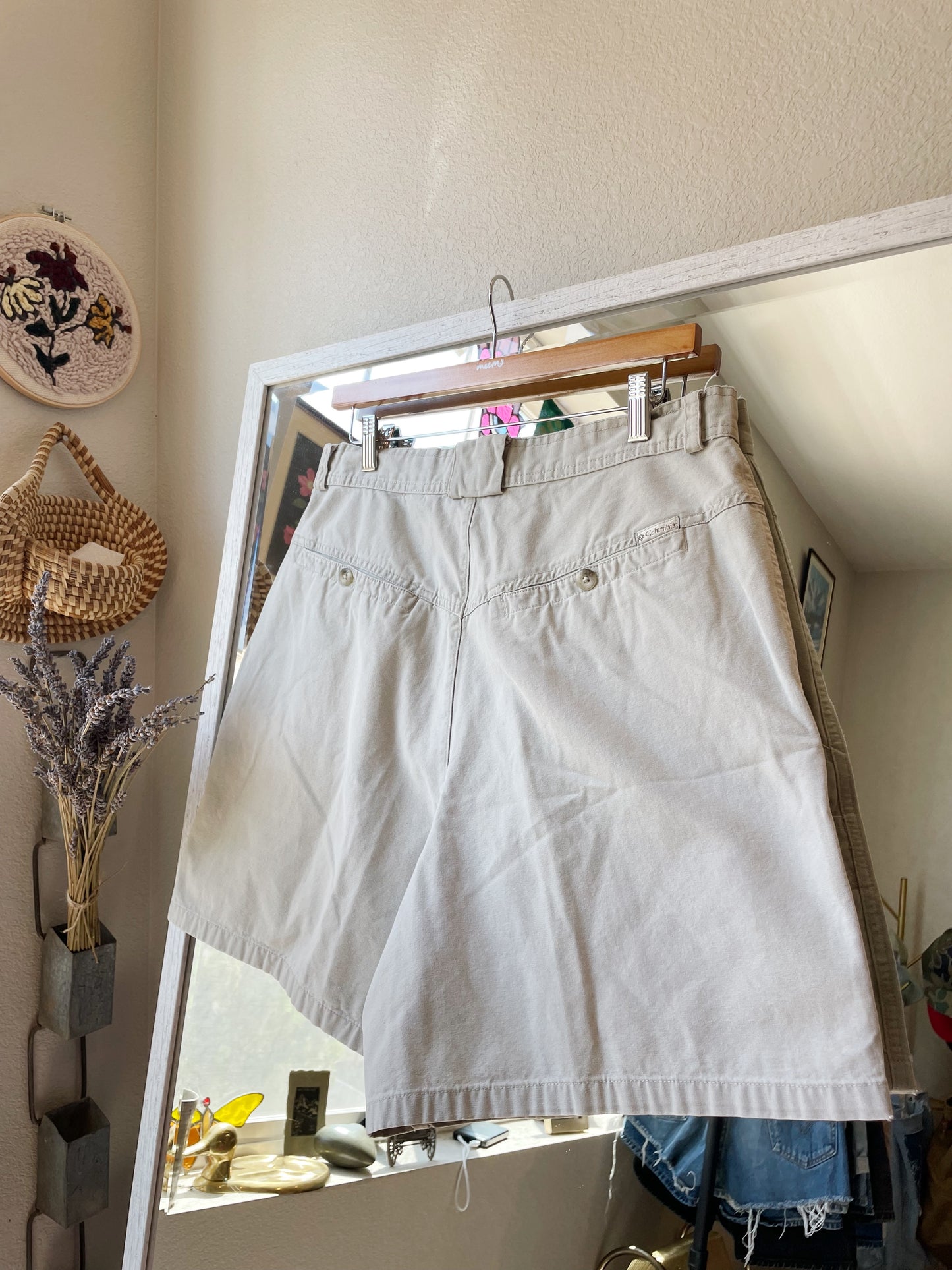 Vintage Columbia Cream Shorts (31)