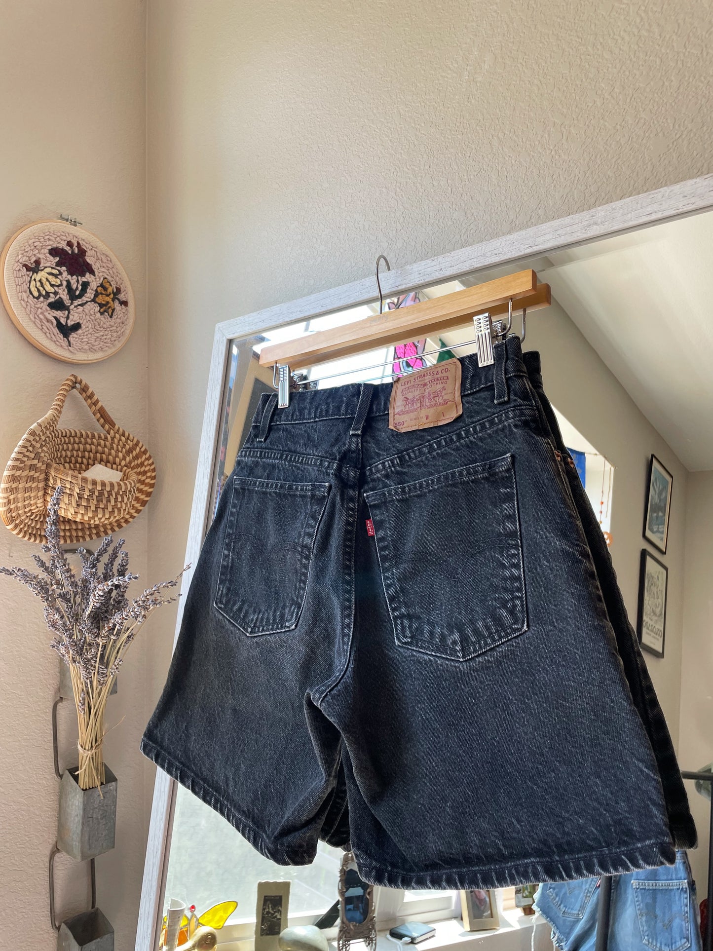 Vintage Levi's 1994 550 Black Denim Shorts (27)