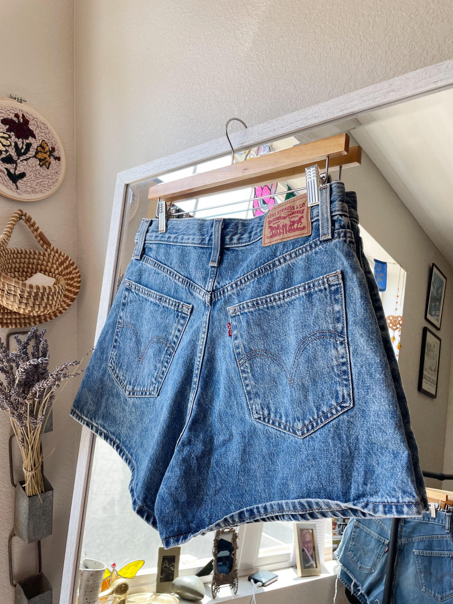 Levi's Medium Wash High Rise Mom Shorts (29)