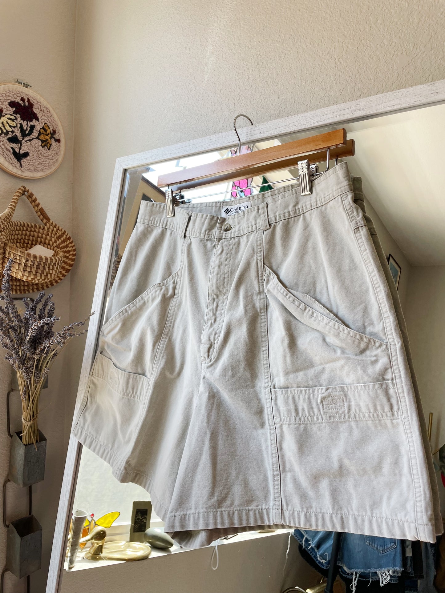 Vintage Columbia Cream Shorts (31)