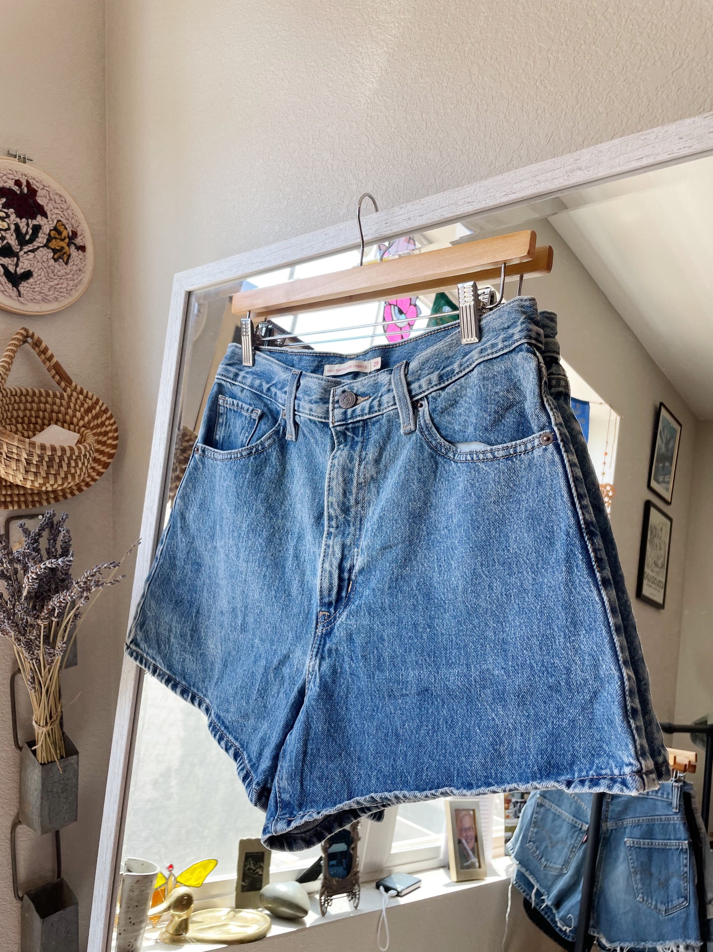 Levi's Medium Wash High Rise Mom Shorts (29)