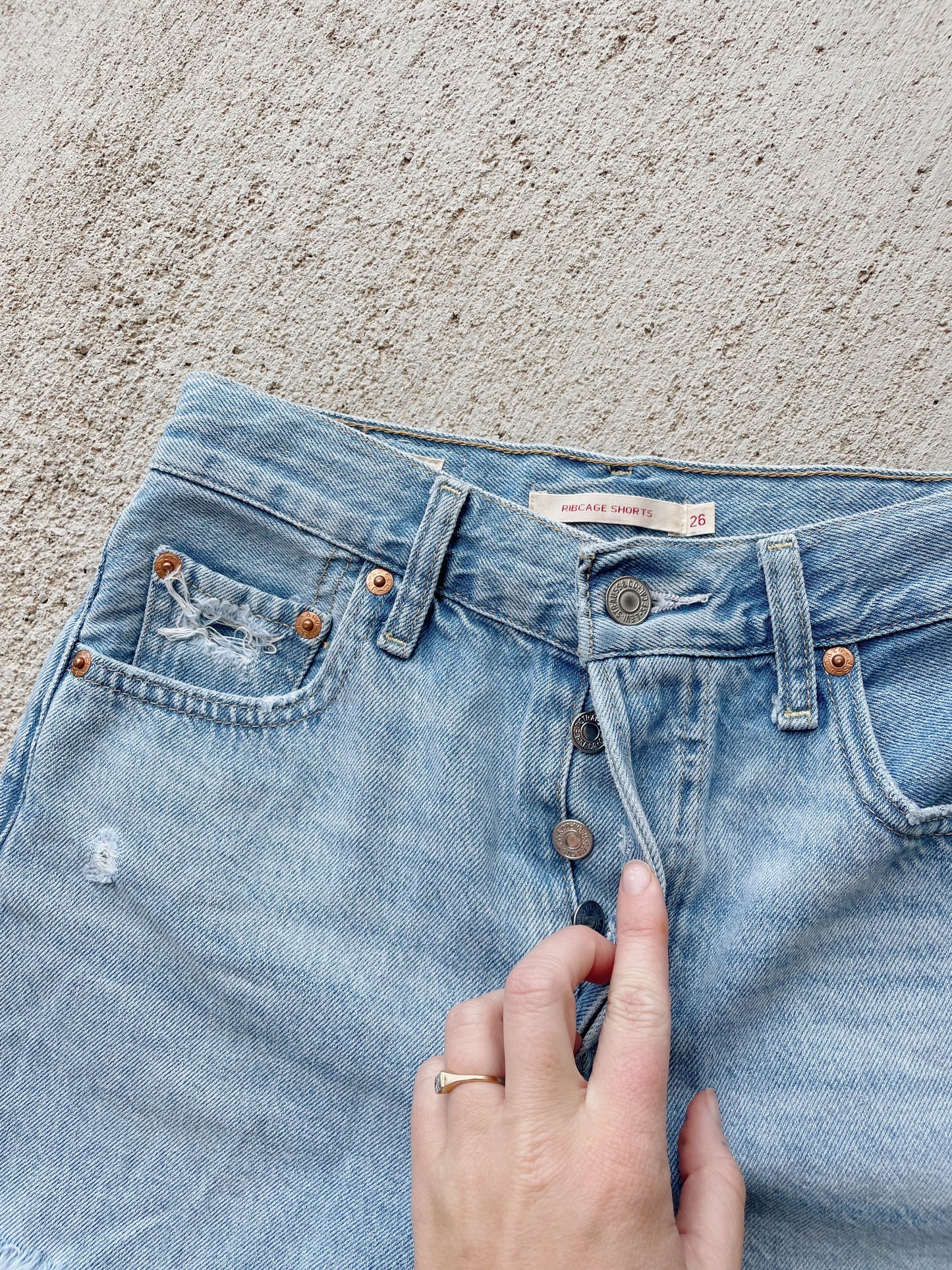 Levi’s Ribcage Denim Shorts (26)