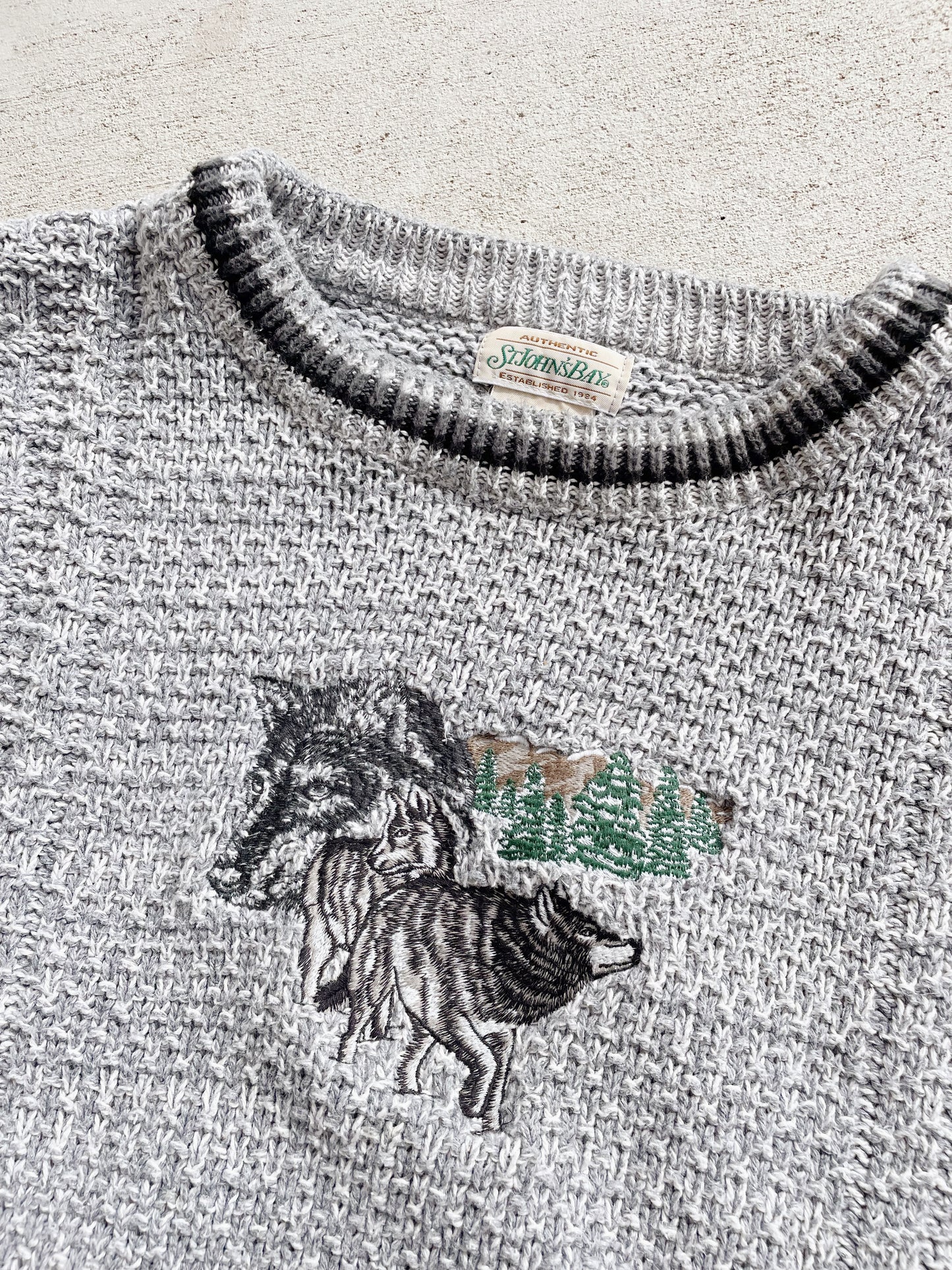 Vintage Embroidered Wolves Sweater (XL)