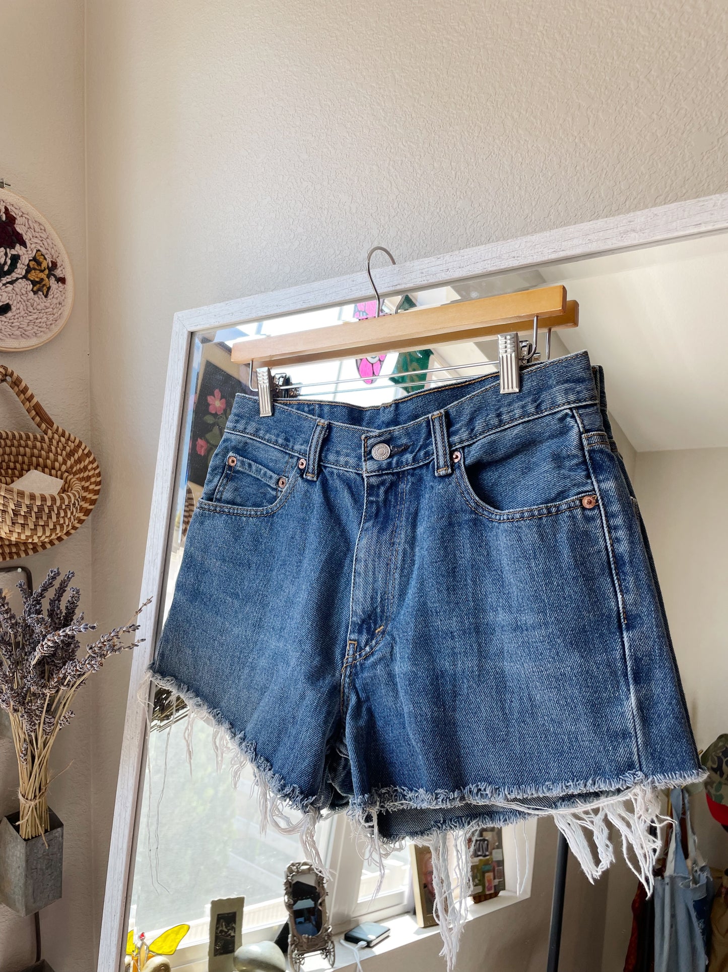 Vintage Levis 550 Raw Hem Shorts (30)