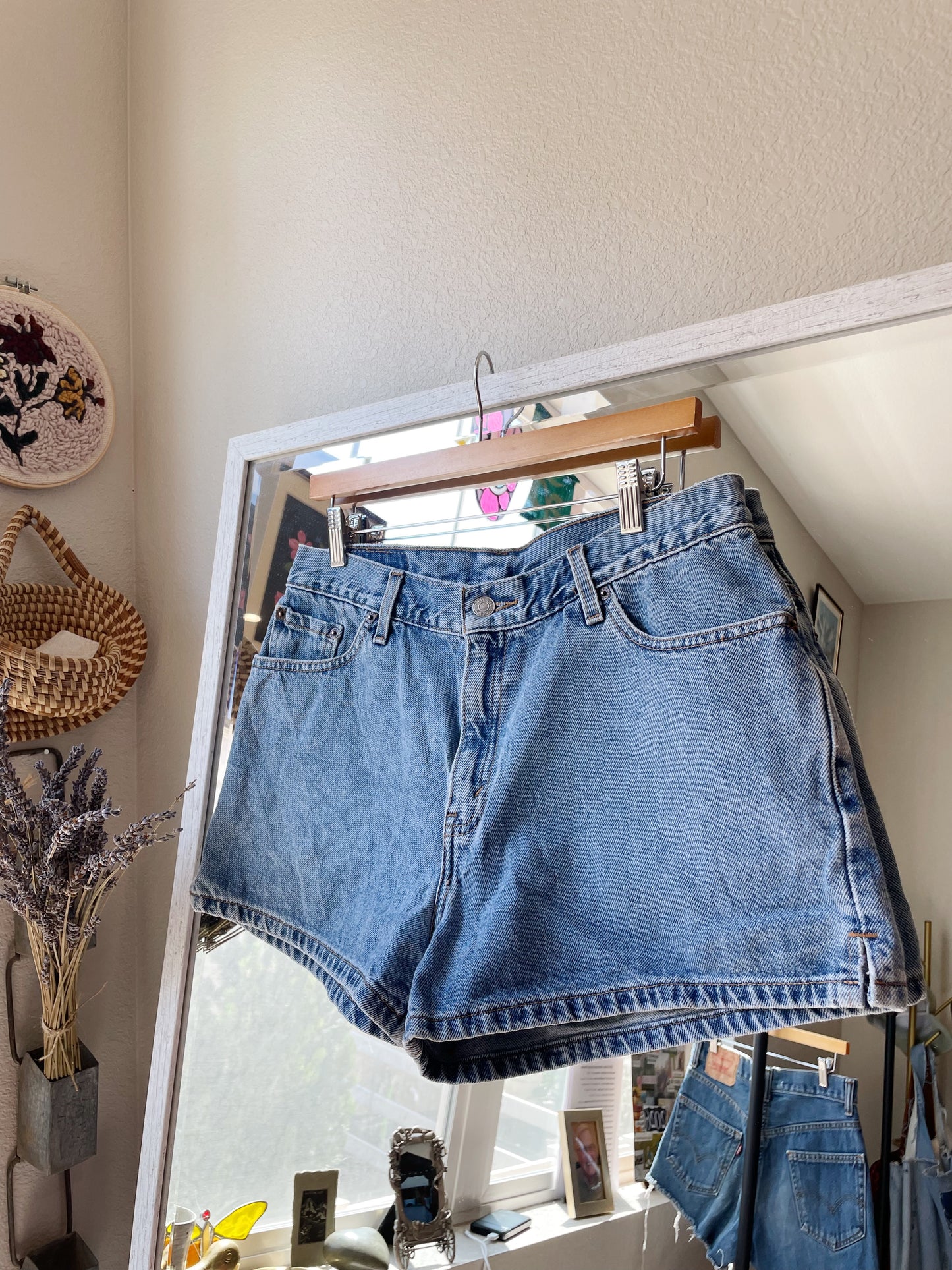 Vintage Levi's 2000s Mid Rise Shorts (32)