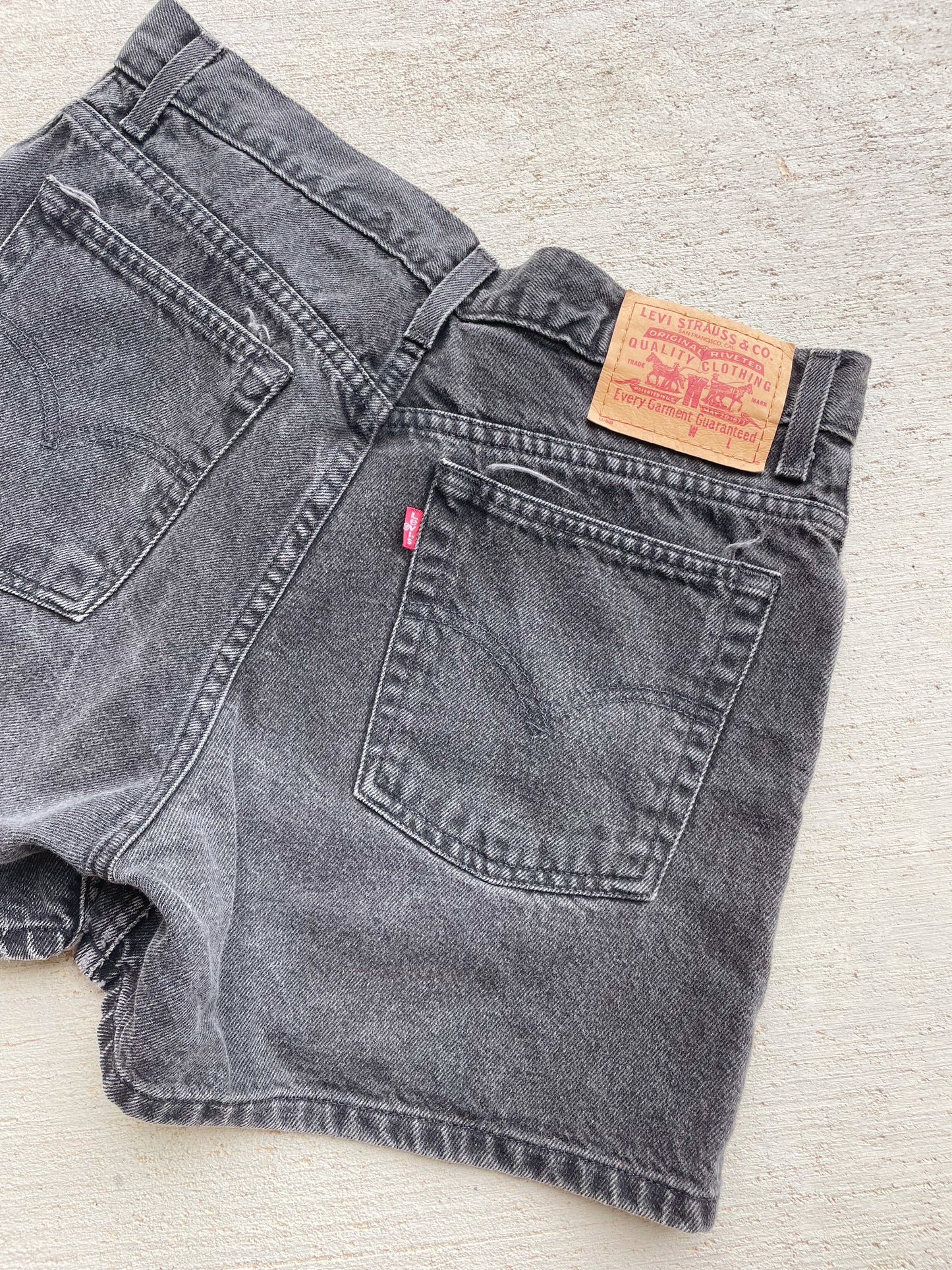 Vintage Levi's 1999 Black Denim Shorts (31)