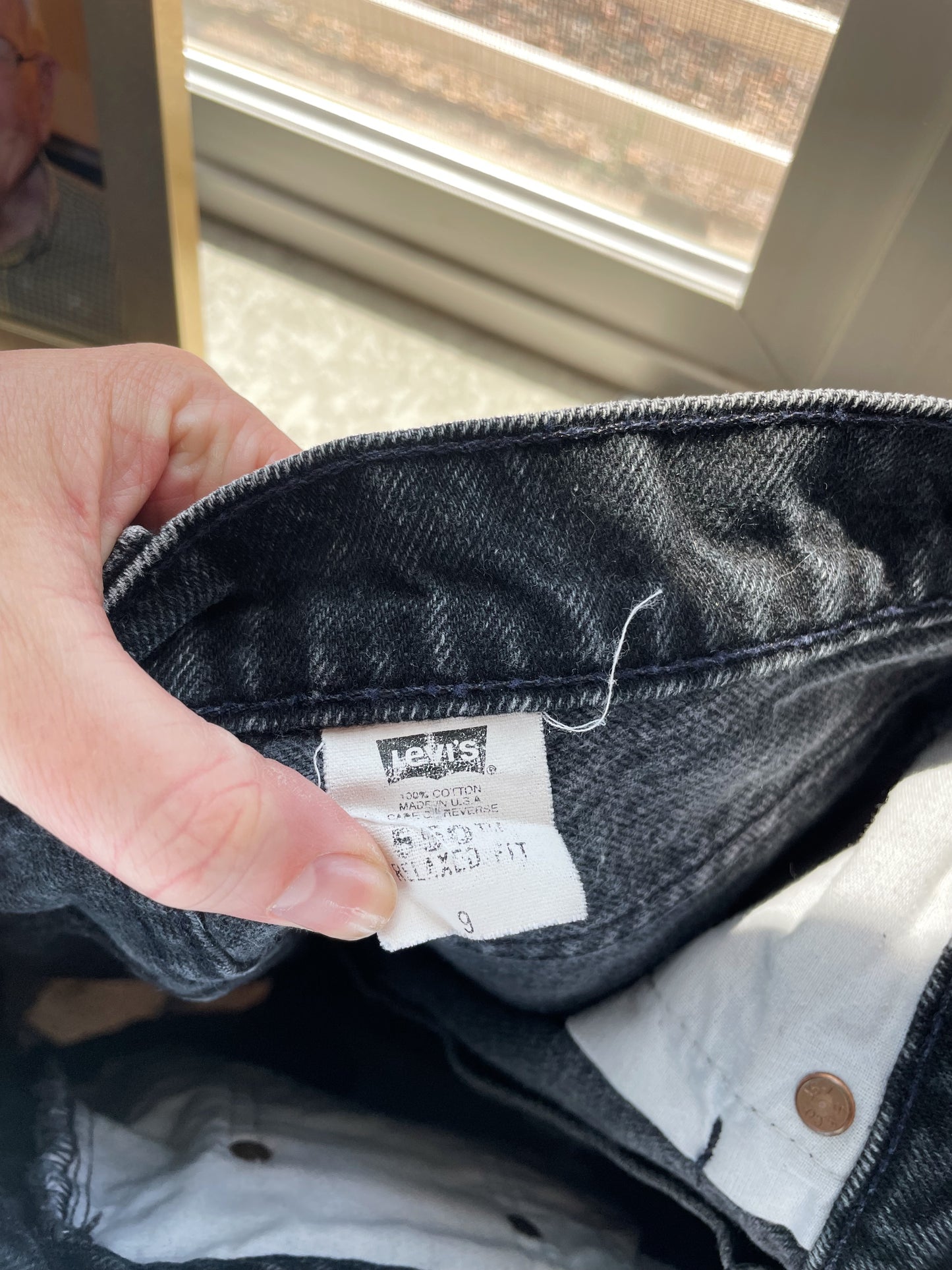 Vintage Levi's 1994 550 Black Denim Shorts (27)