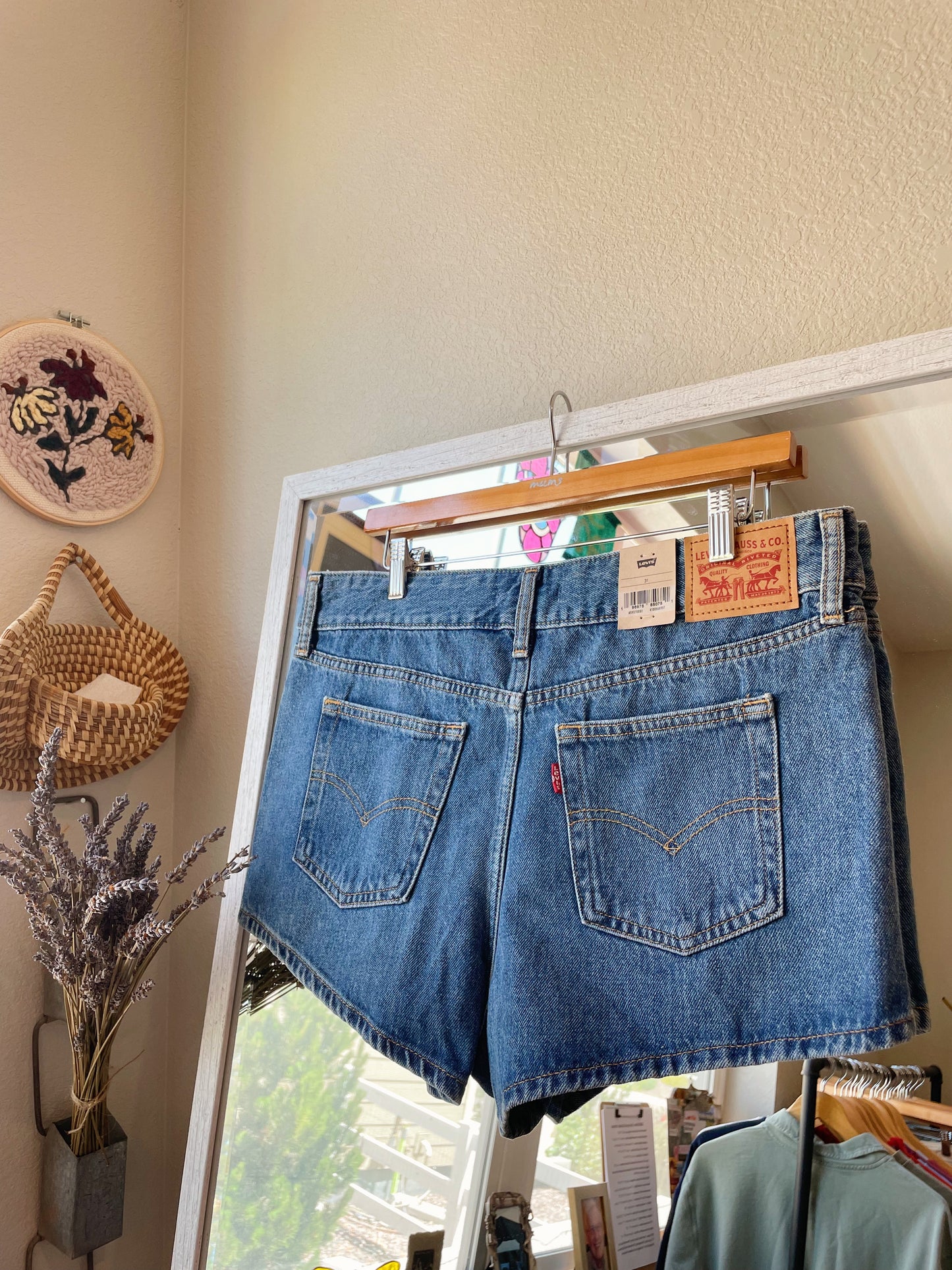 Levi's Low Rise Shorts - NEW (31/33)