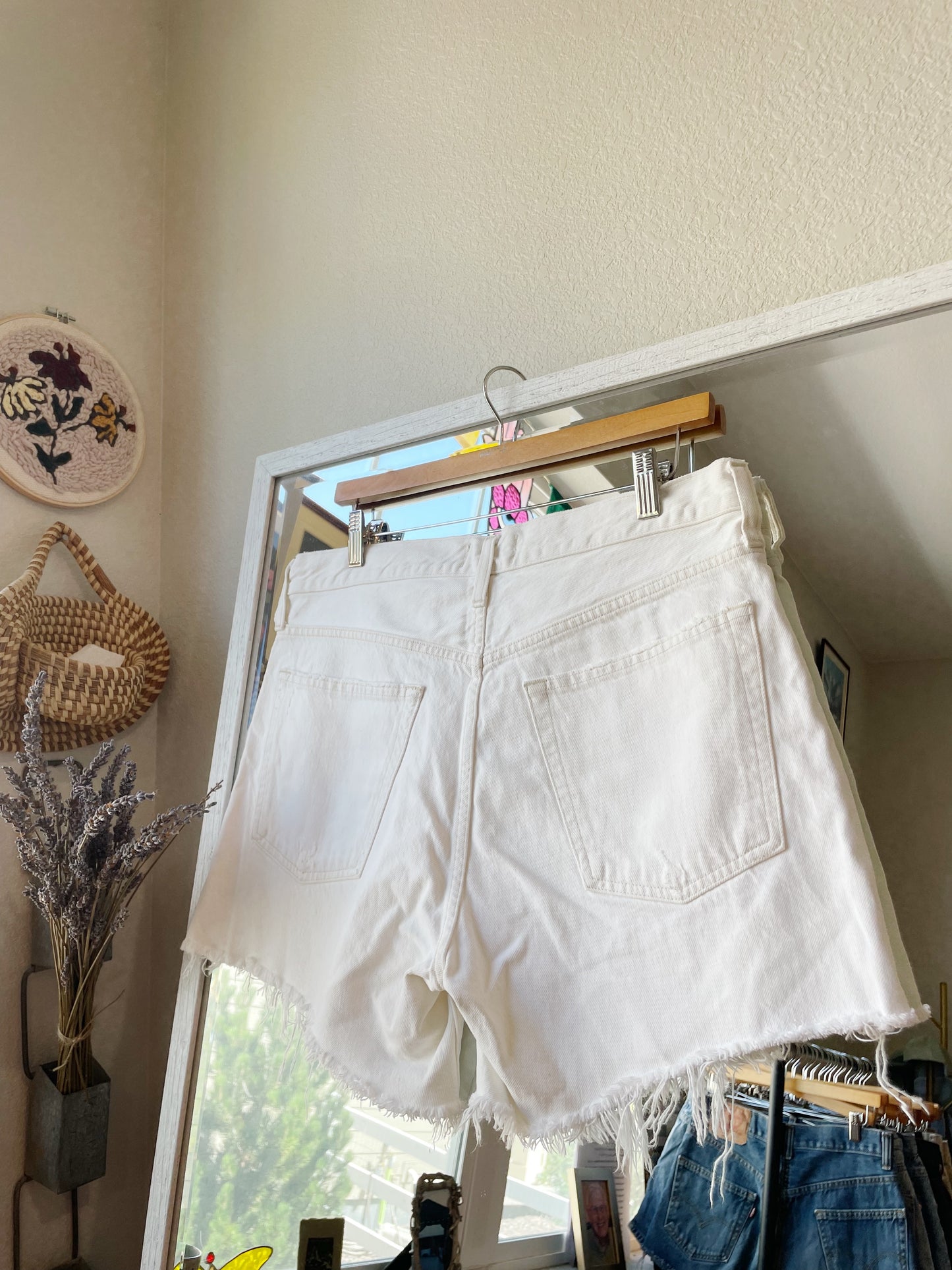 Agolde White Denim Shorts (29/32)