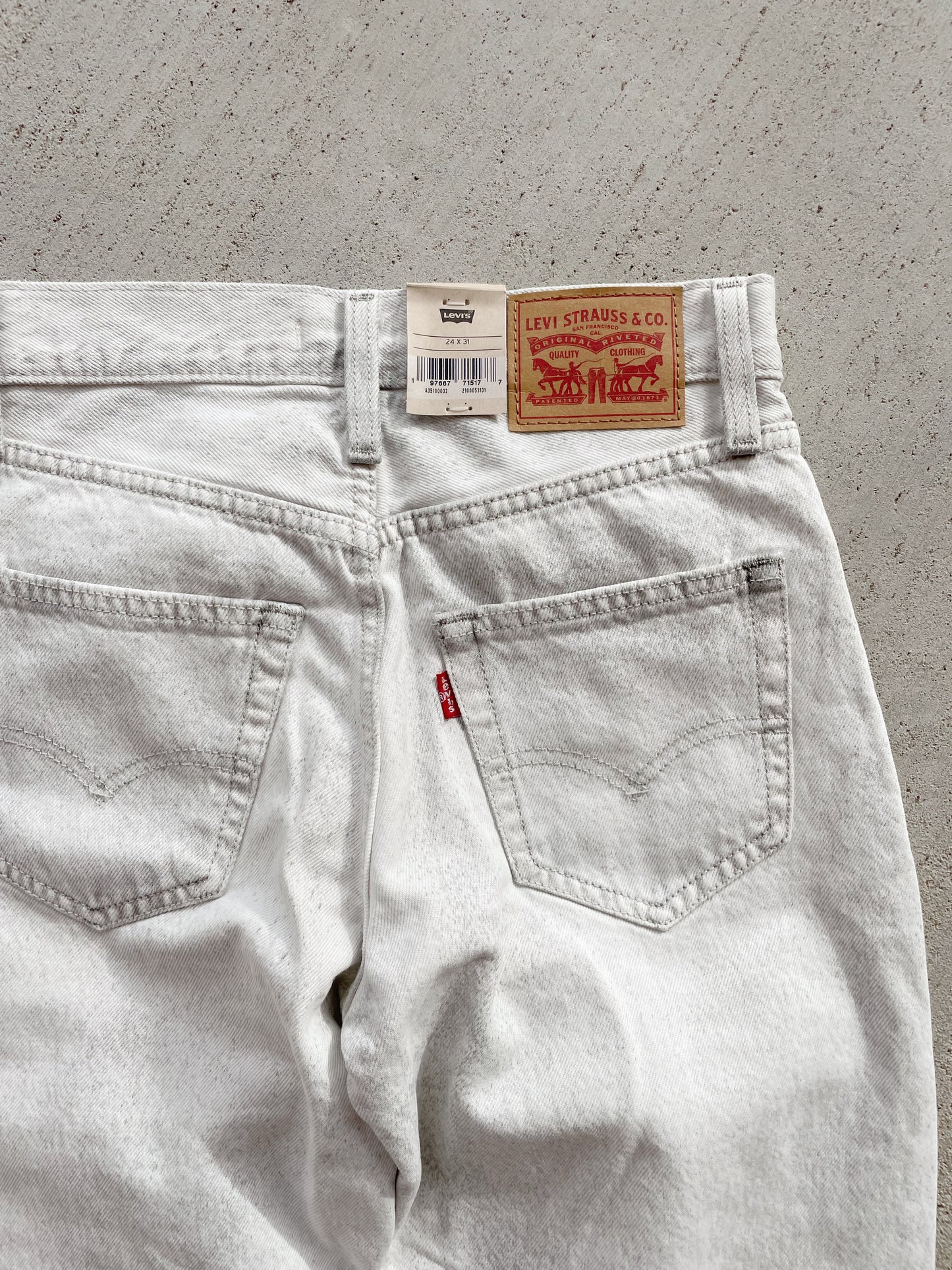 Levi's 94' Baggy Jeans - NEW (25)