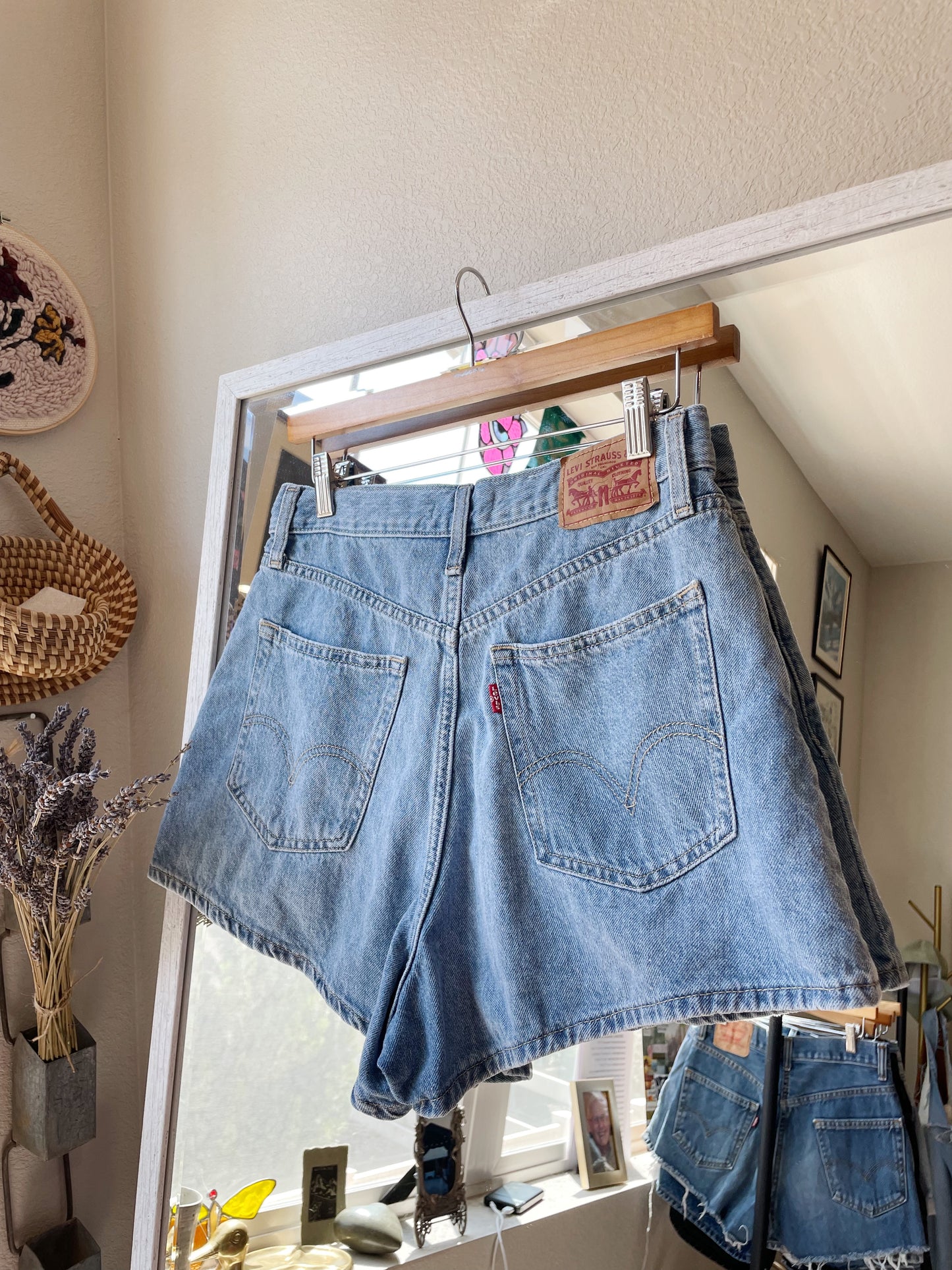 Levi's Light Wash High Rise Mom Shorts (29)