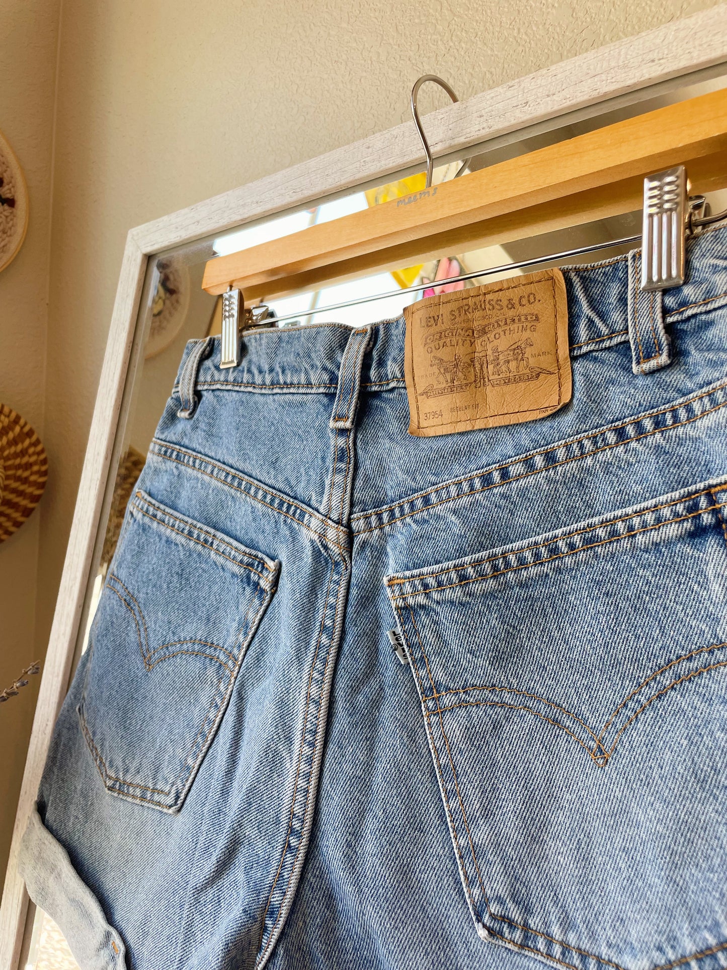 Vintage 1997 Levi's White Tab Shorts (28)