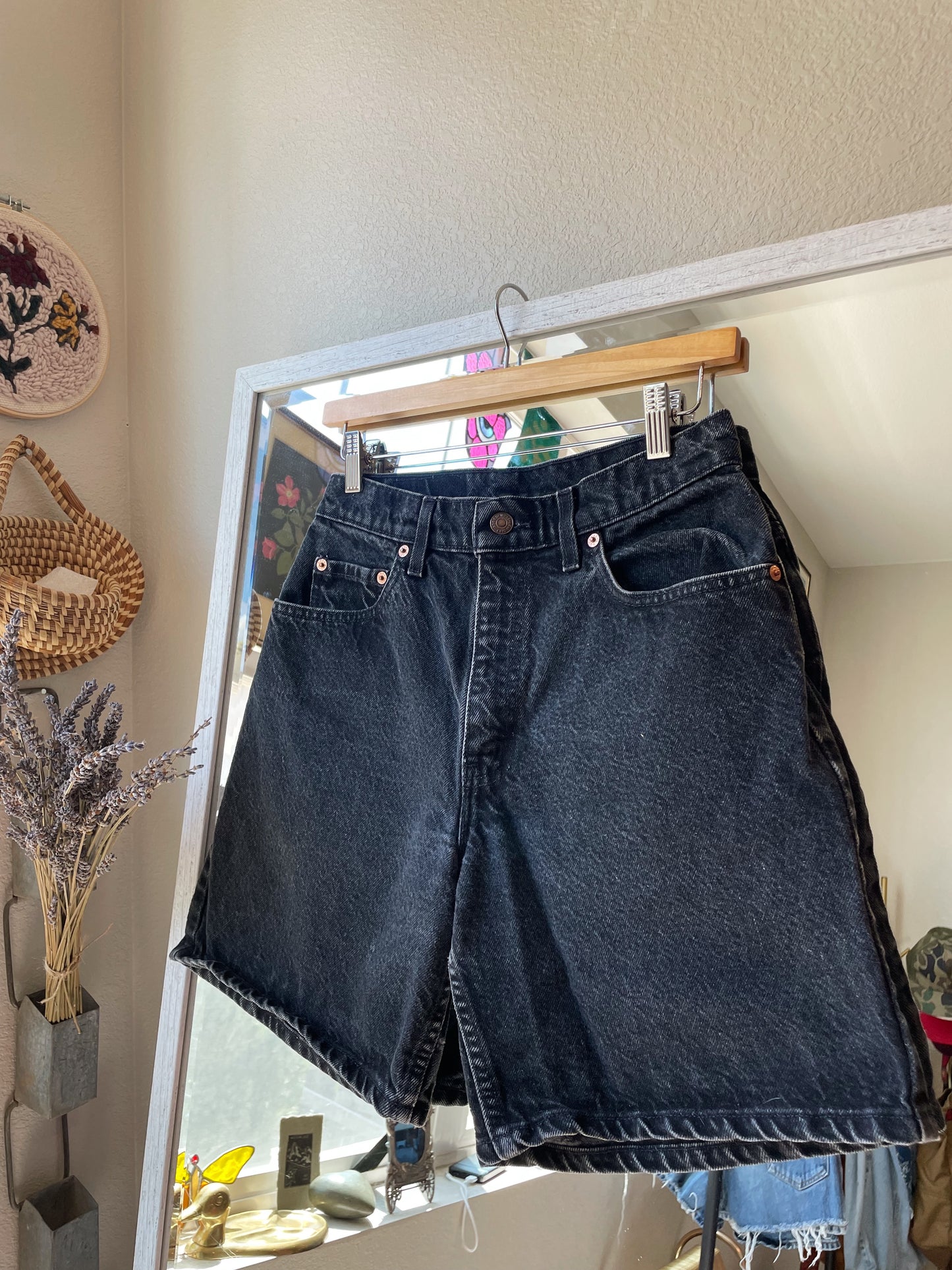 Vintage Levi's 1994 550 Black Denim Shorts (27)