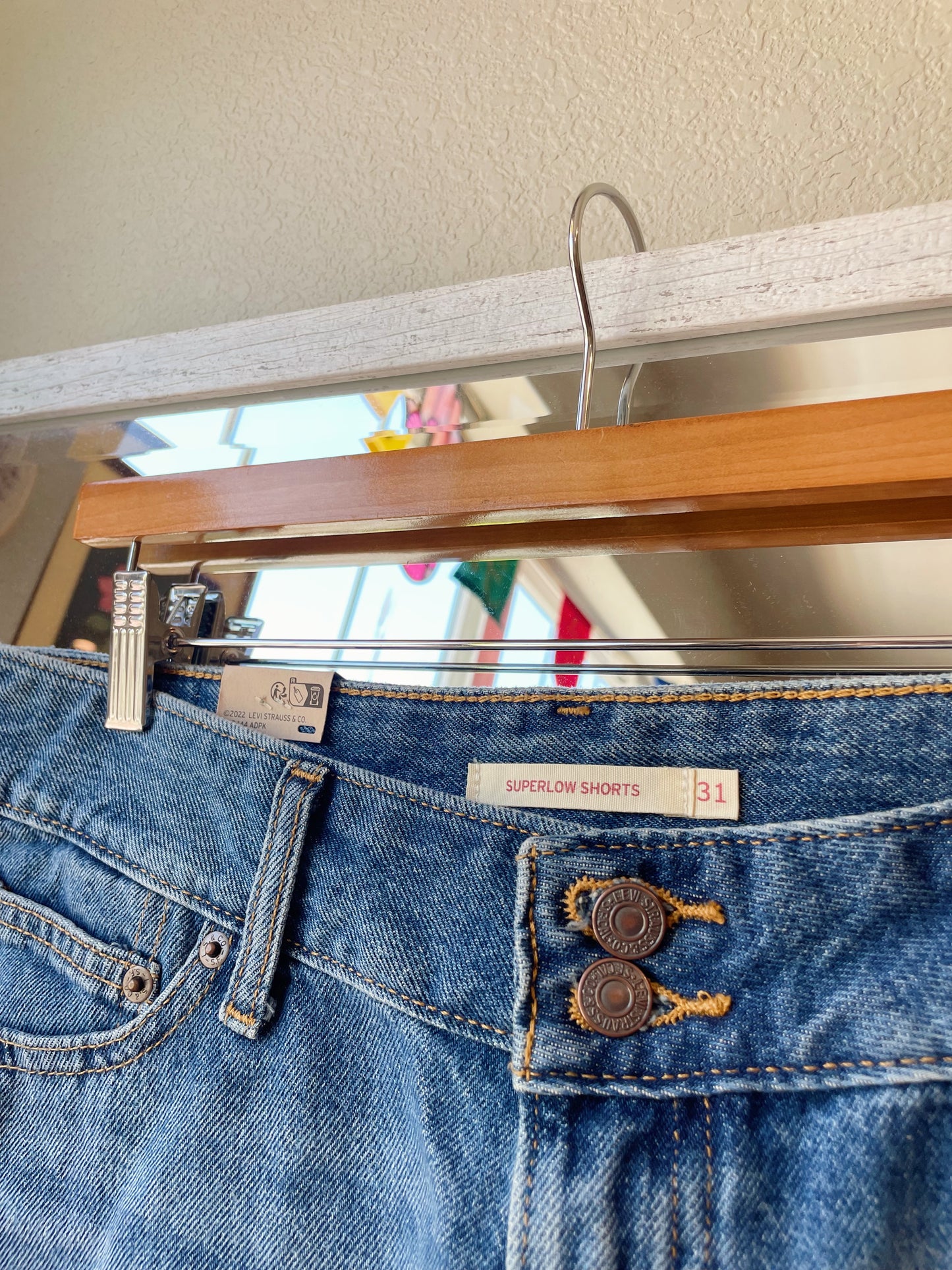 Levi's Low Rise Shorts - NEW (31/33)