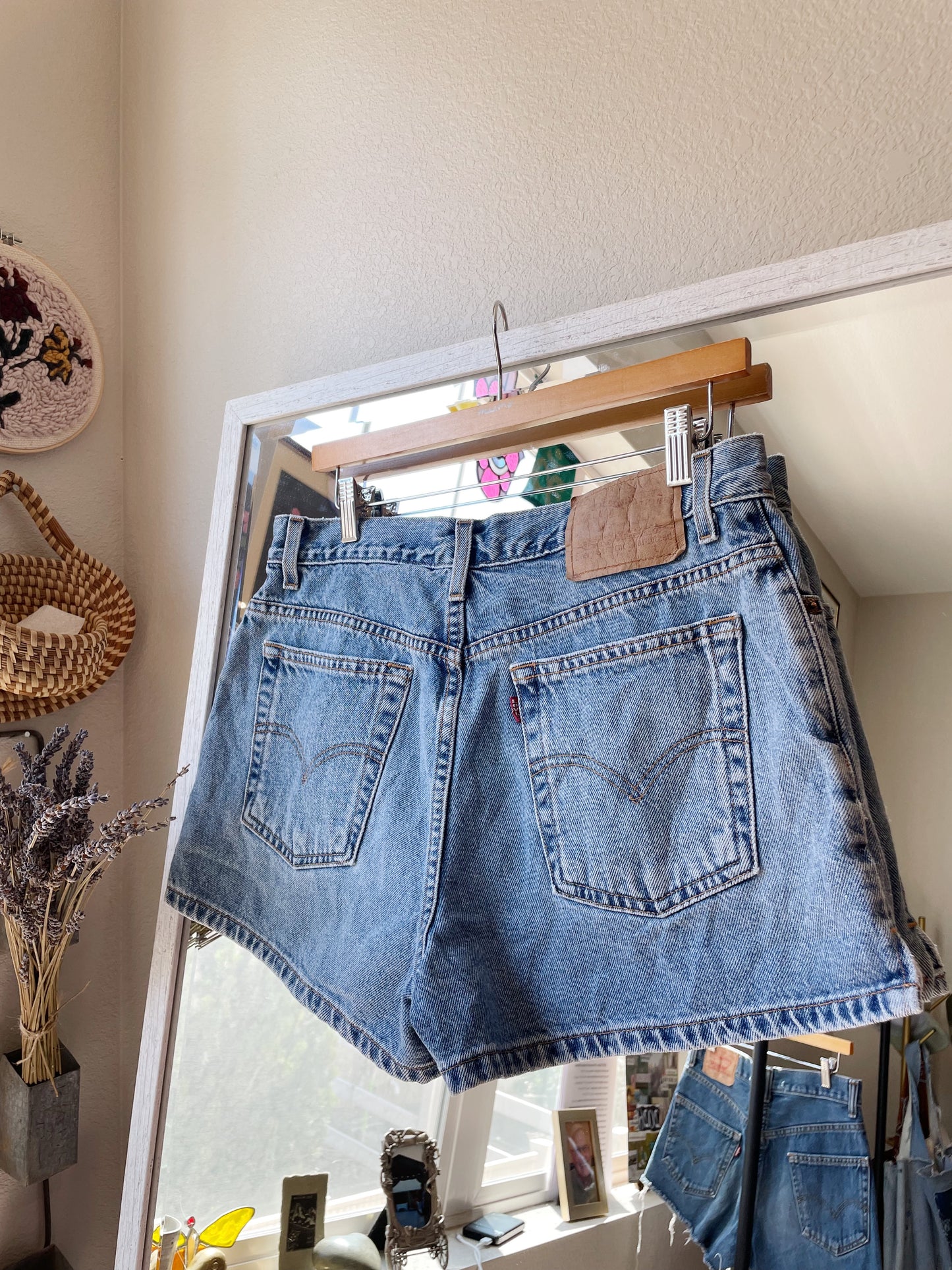 Vintage Levi's 2000s Mid Rise Shorts (32)