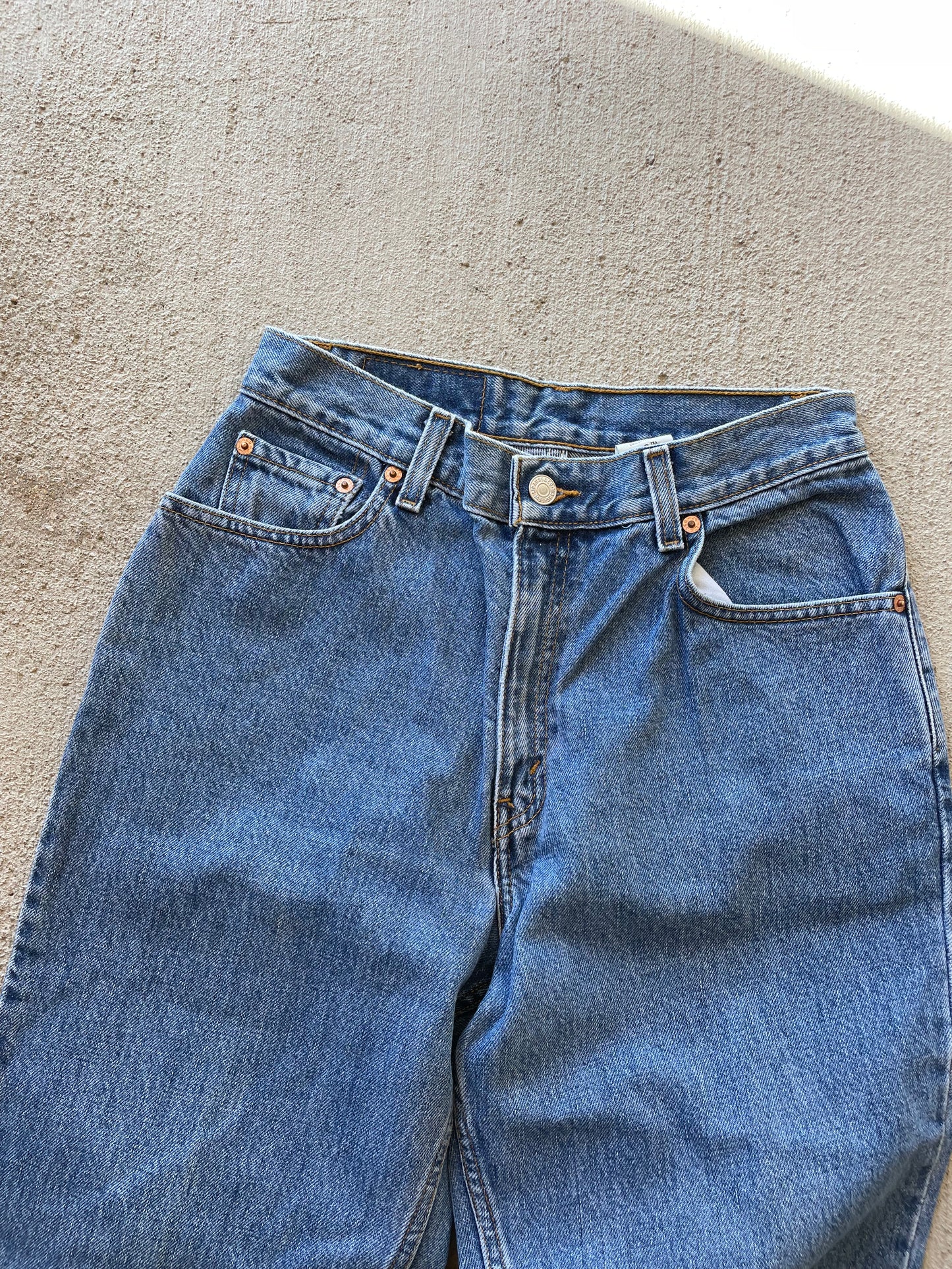 Vintage 1999 Levi 550 Tapered Leg Jeans (26)