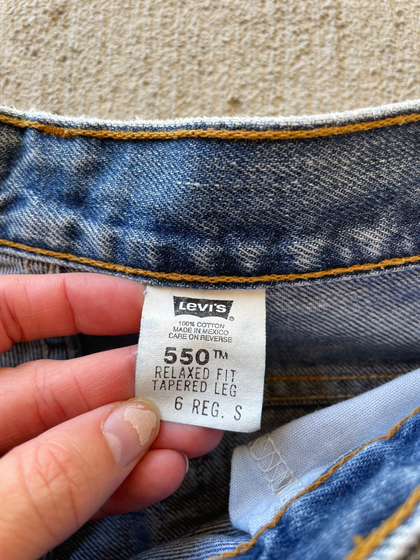 Vintage 1999 Levi 550 Tapered Leg Jeans (26)