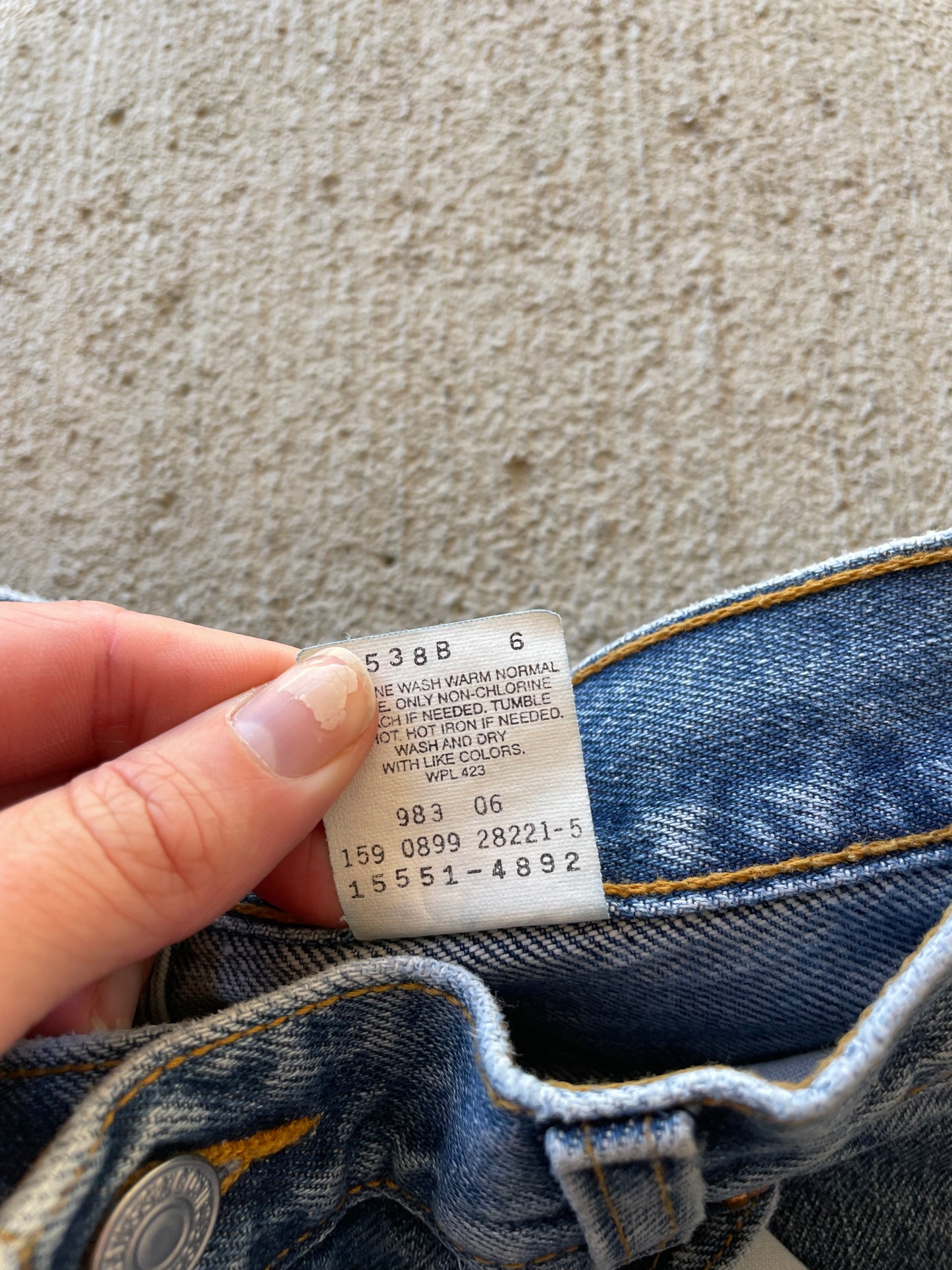 Vintage 1999 Levi 550 Tapered Leg Jeans (26)