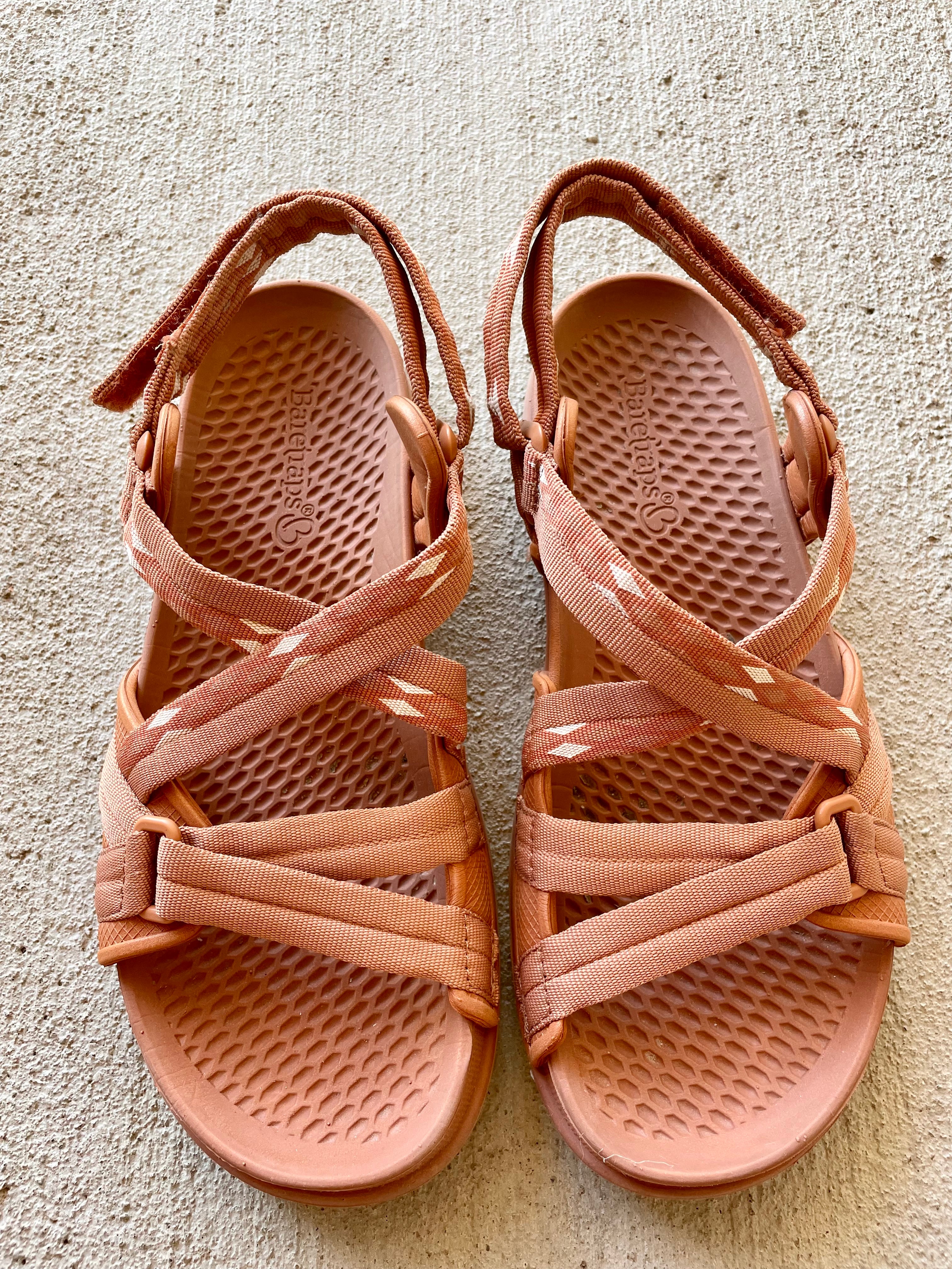 Baretraps hot sale walking sandals